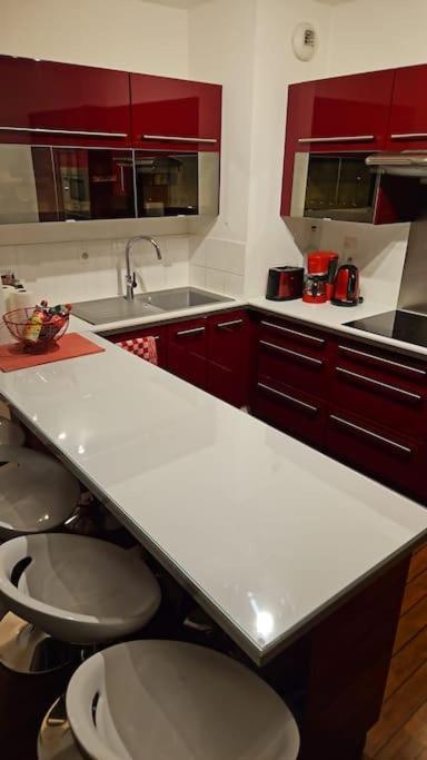 Joli Appartement Avec Jardin Et 2 Parkings Prives Argenteuil Luaran gambar