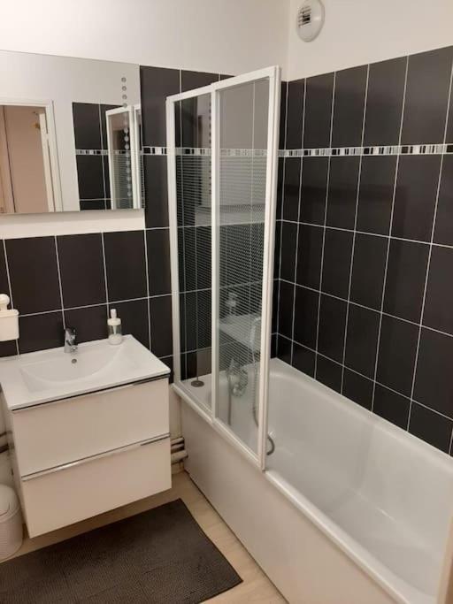 Joli Appartement Avec Jardin Et 2 Parkings Prives Argenteuil Luaran gambar