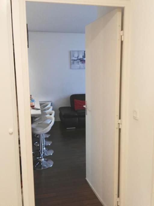 Joli Appartement Avec Jardin Et 2 Parkings Prives Argenteuil Luaran gambar