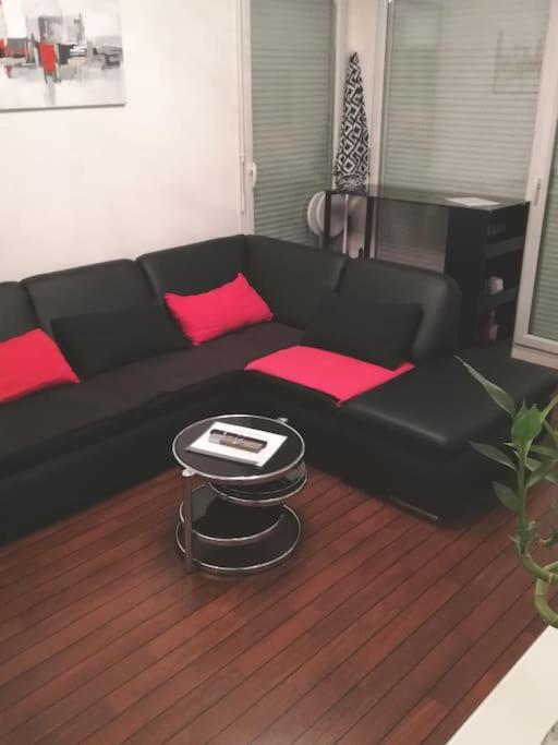 Joli Appartement Avec Jardin Et 2 Parkings Prives Argenteuil Luaran gambar